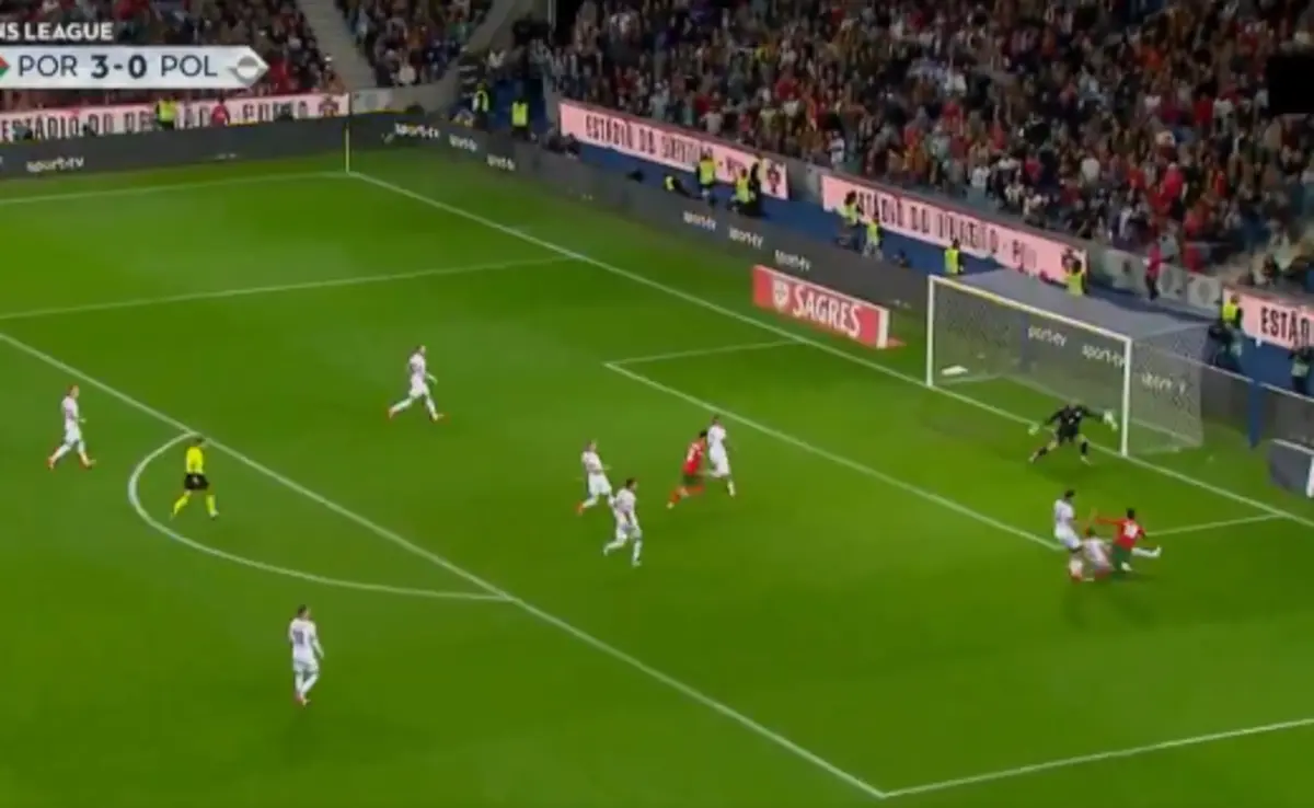 Imagem de contexto do artigo De pé direito e o ângulo: veja o golo de Pedro Neto no Portugal-Polónia