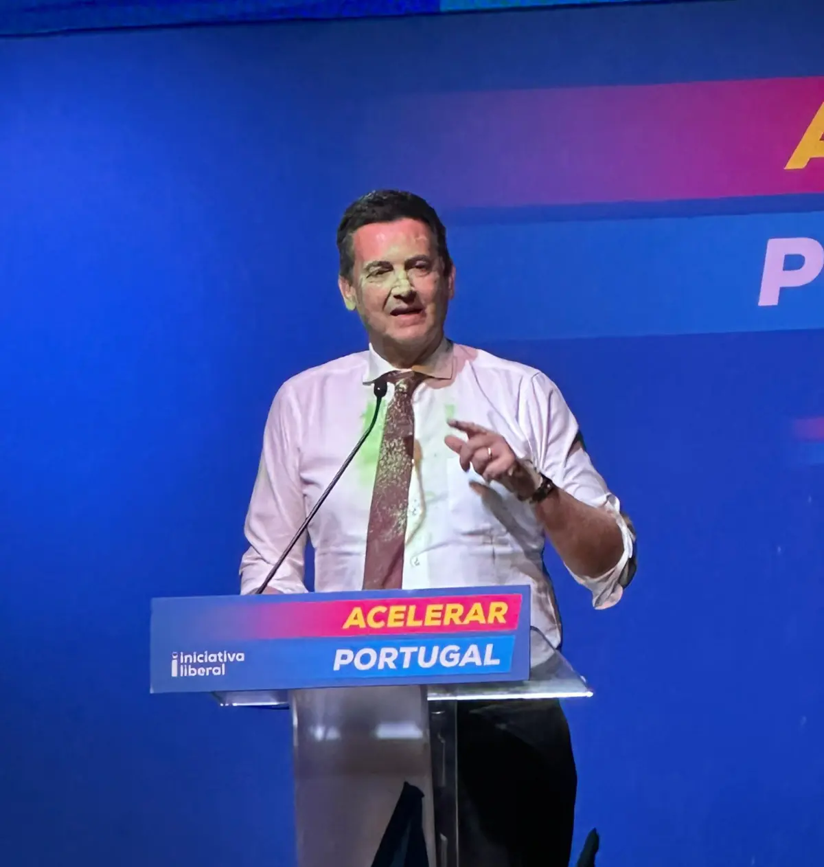 Rui Rocha, líder da IL, foi atingido com tinta verde (créditos: X)