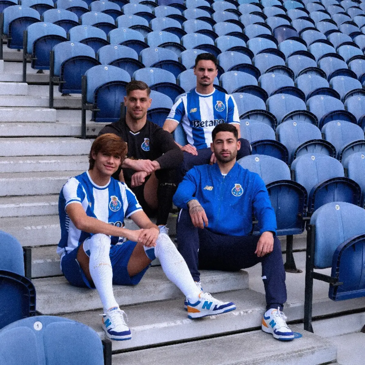 Imagem de contexto do artigo Jogadores do FC Porto mostram o novo equipamento principal. Veja aqui