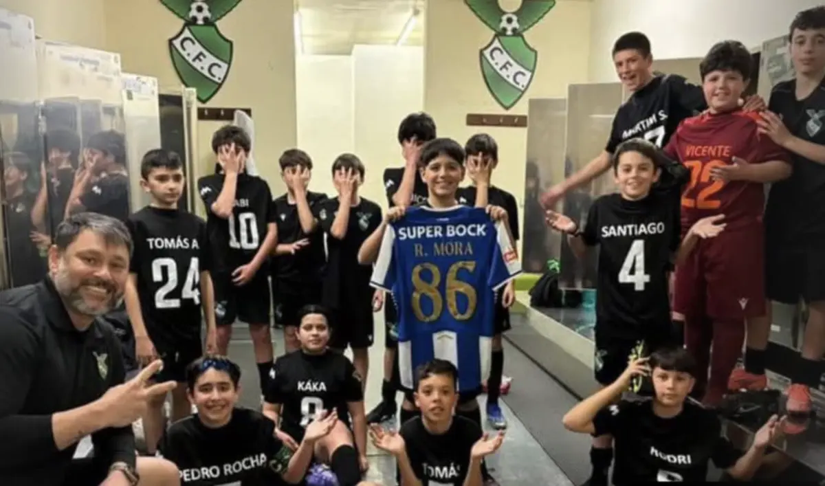 Imagem de contexto do artigo Adepto do FC Porto exibe camisola de Rodrigo Mora com a equipa do Custóias