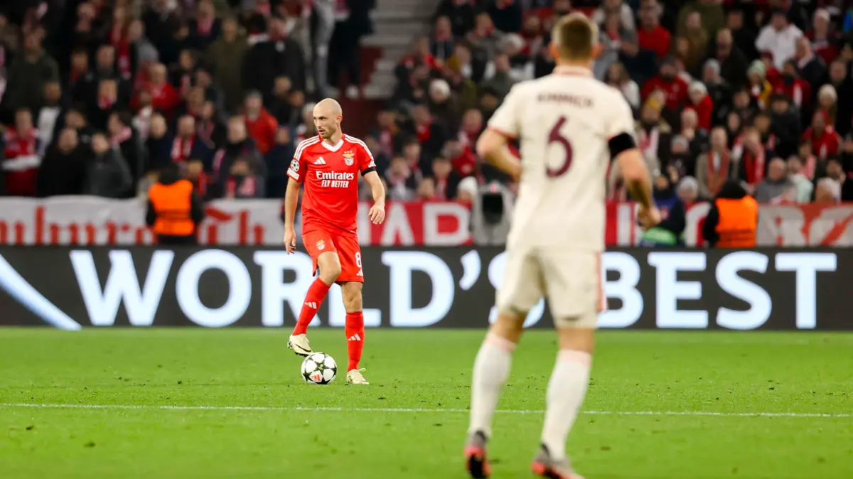 Aursnes em ação frente ao Bayern (Reprodução: Benfica)