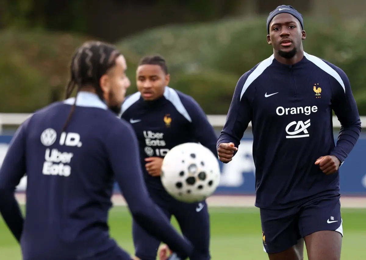 Ibrahima Konaté num treino da seleção de França