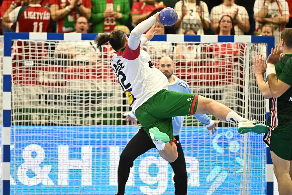 Luís Frade remata à baliza da Hungria (Attila KISBENEDEK / AFP)