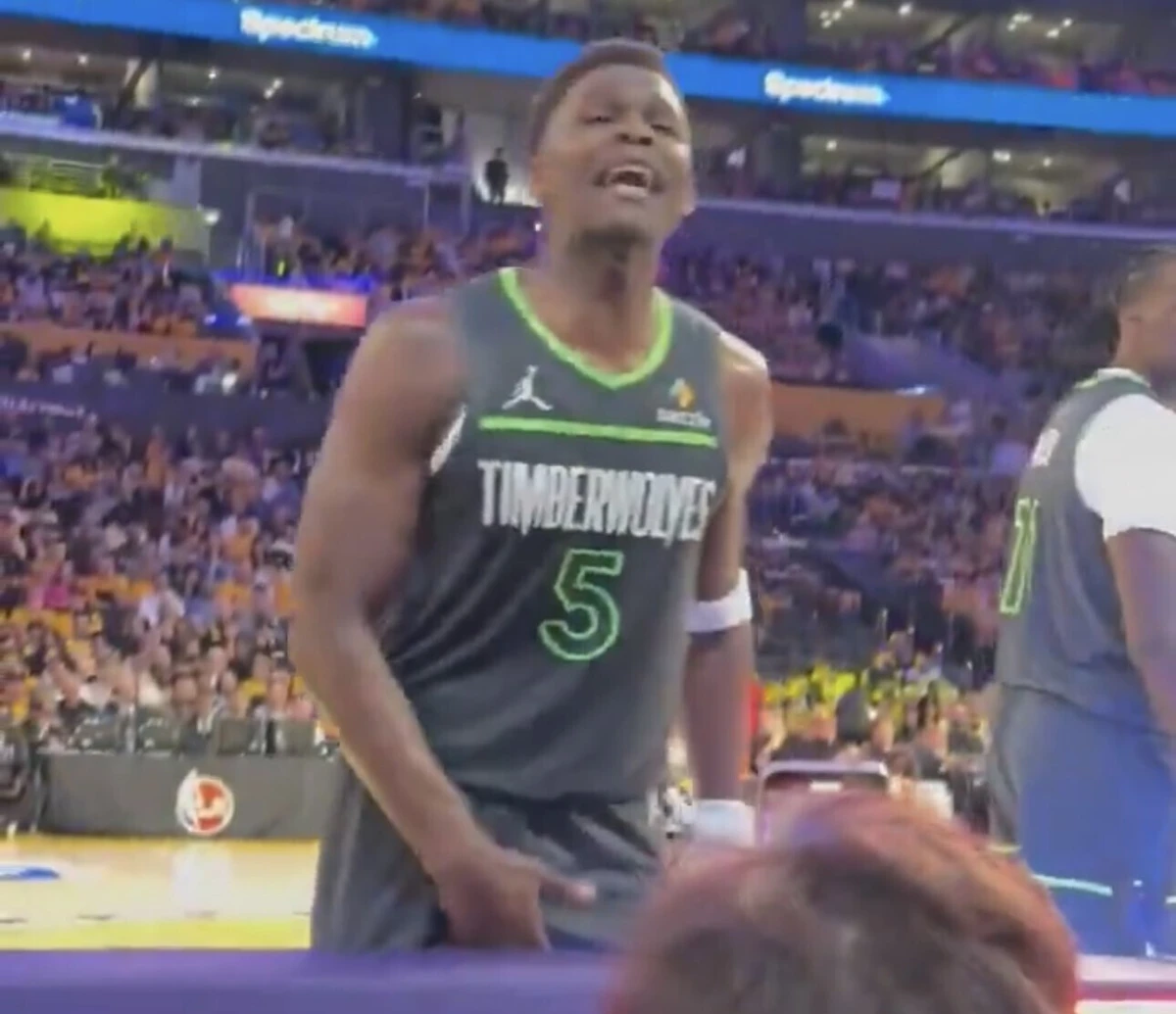 Imagem de contexto do artigo Anthony Edwards multado por palavras contra adepto dos Lakers: "O meu é maior que o teu"