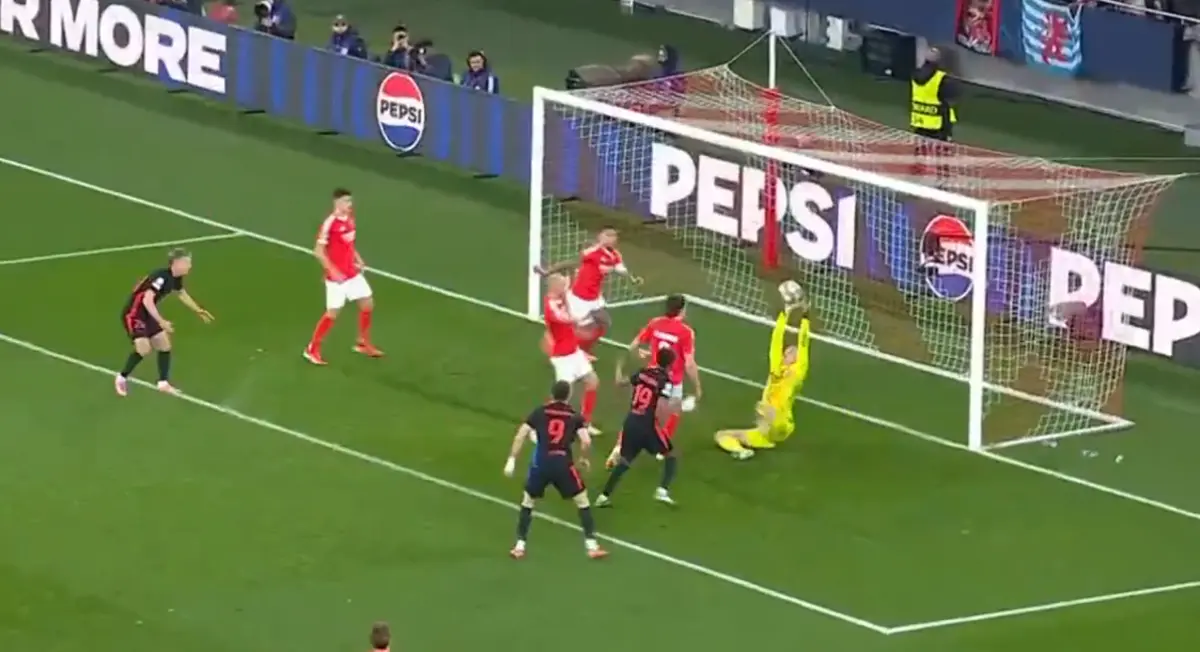 Imagem de contexto do artigo Benfica-Barcelona: Trubin faz três defesas seguidas e evita o golo dos blaugrana