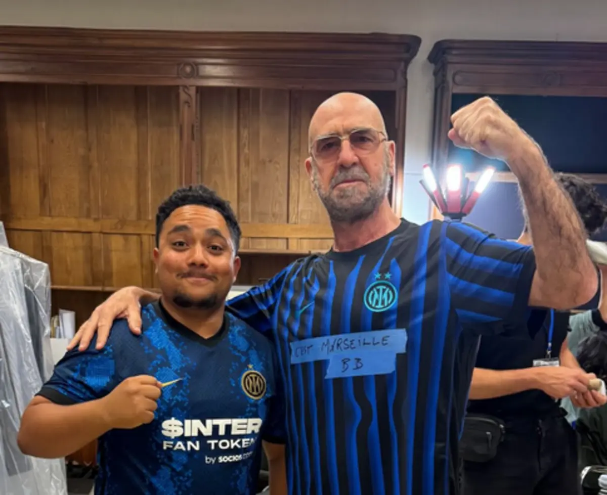 Imagem de contexto do artigo Éric Cantona mostra a sua antipatia pelo PSG e exibe-se com a camisola do Inter