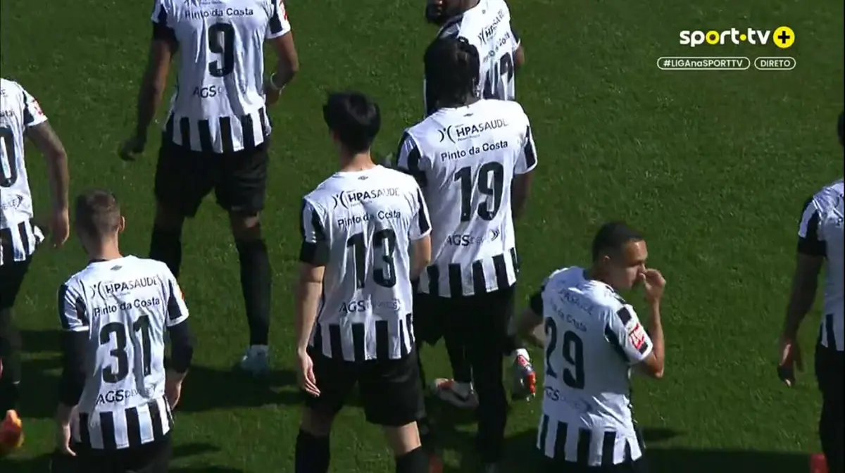 Jogadores do Portimonense prestam homenagem a Pinto da Costa