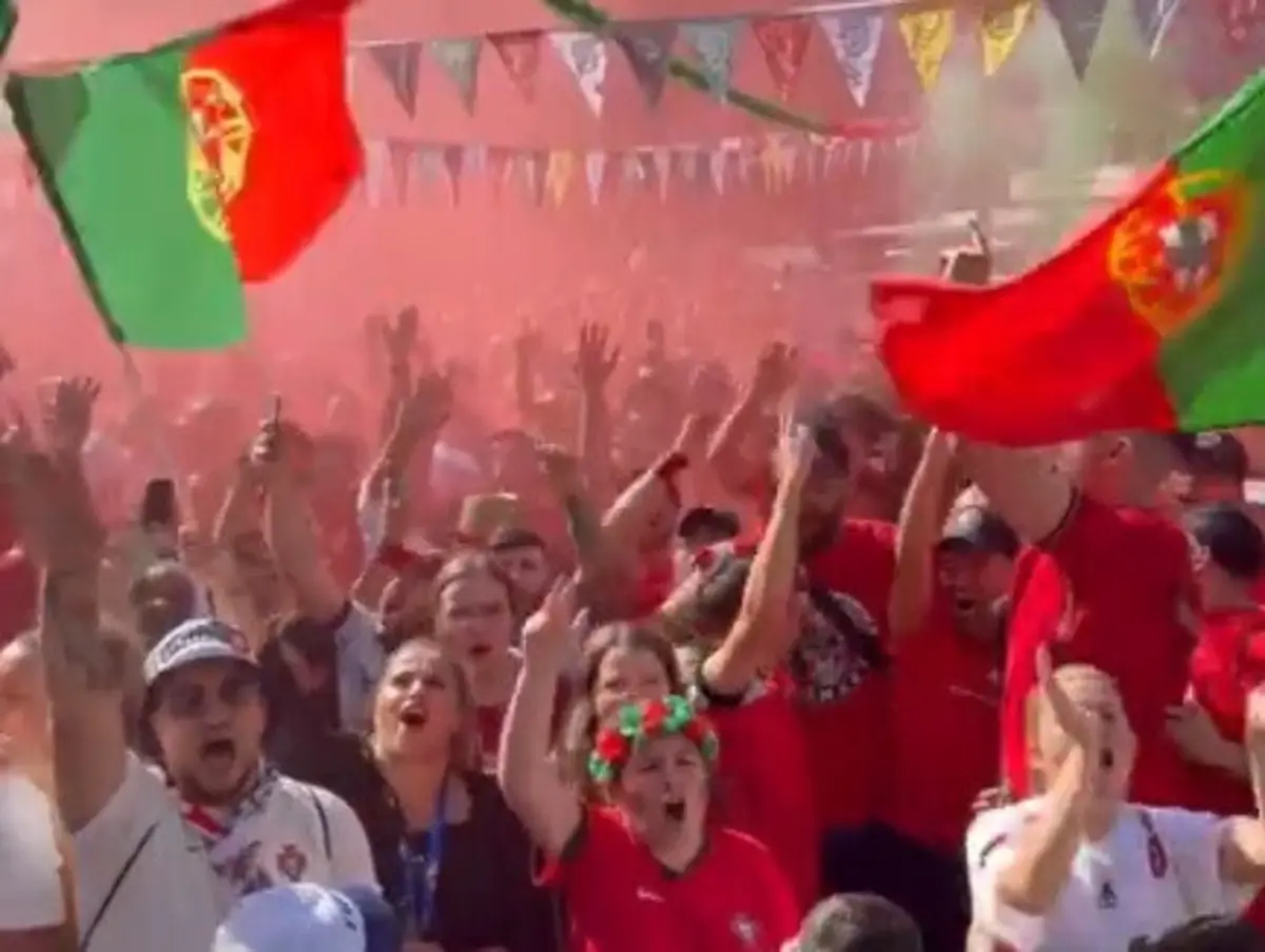 Adeptos portugueses fazem a festa em Frankfurt (créditos: X/