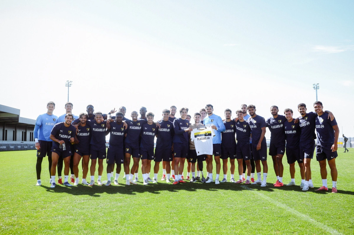 Imagem de contexto do artigo Plantel do Famalicão em convívio com campeão de juniores que sofreu um acidente grave: veja o vídeo