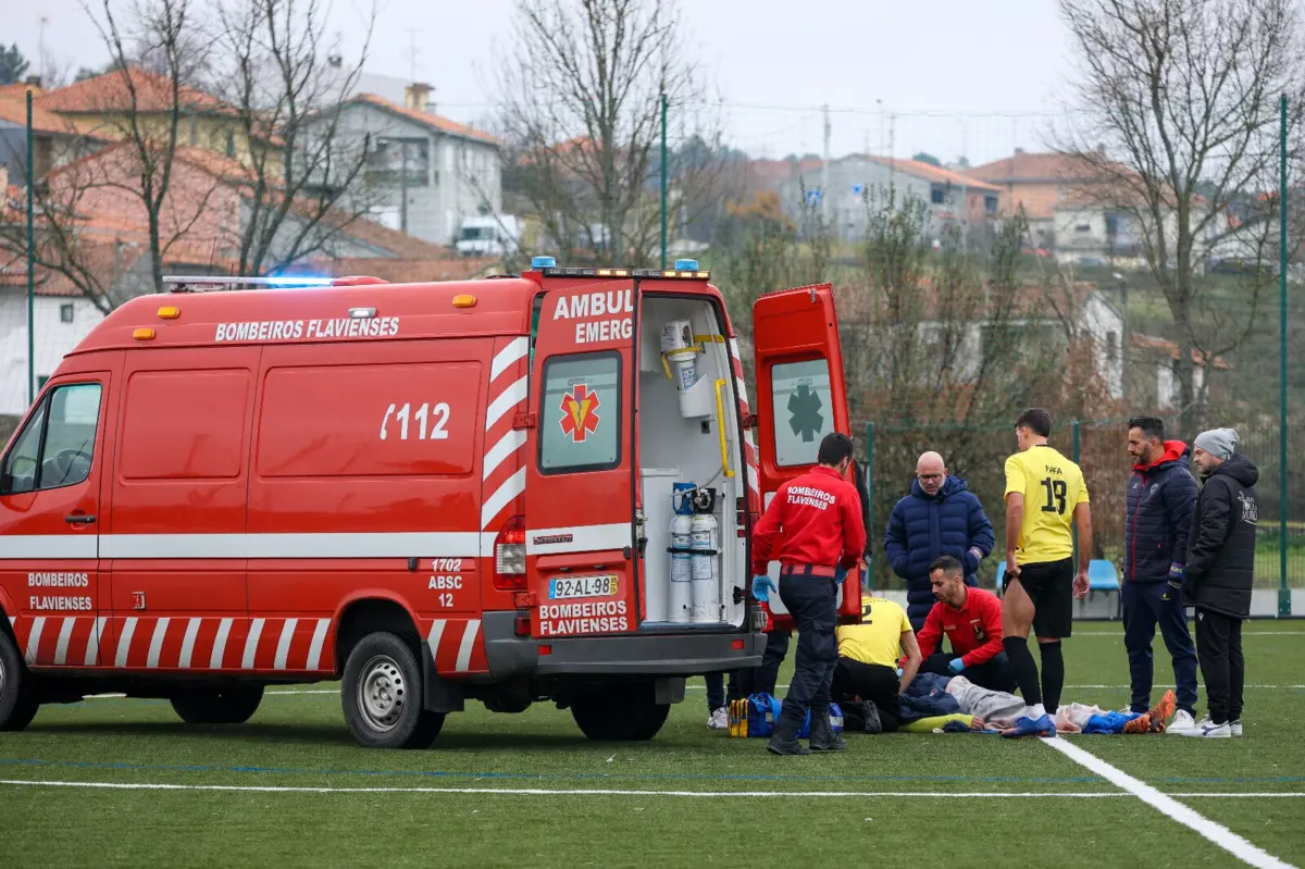 Jogador caiu inanimado na Divisão de Honra da AF Vila Real: ambulância chegou 20 minutos depois (Créditos: DR)