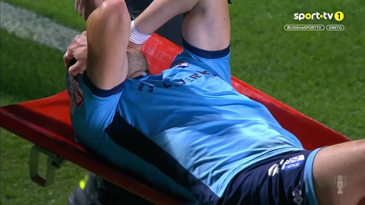 Imagem de contexto do artigo As imagens da dor de Petrov, que saiu de maca no Vizela-Chaves