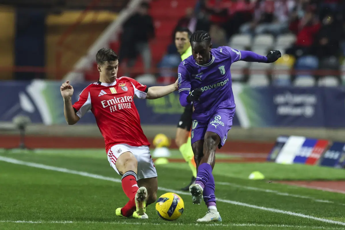 Benfica´s player Dahl (L) fights for the ball with Sporting de Braga´s player Dorgeles during their League Cup soccer semi final match held at Magalhaes Pessoa Stadium, in Leiria, Portugal, 7th January 2026. PAULO NOVAIS/LUSA