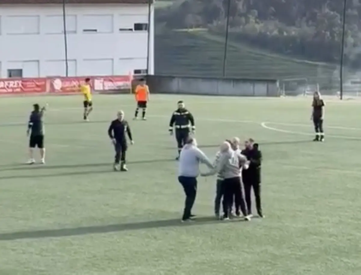 Jogo entre as equipas sub-17 do Régua e Boavista terminou em invasão de campo