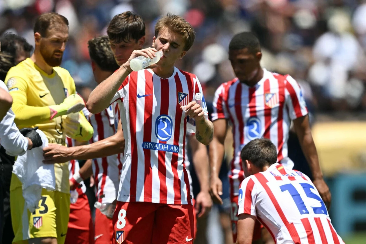Jogadores do Atlético durante pausa para hidratação, devido ao calor (créditos: APF)