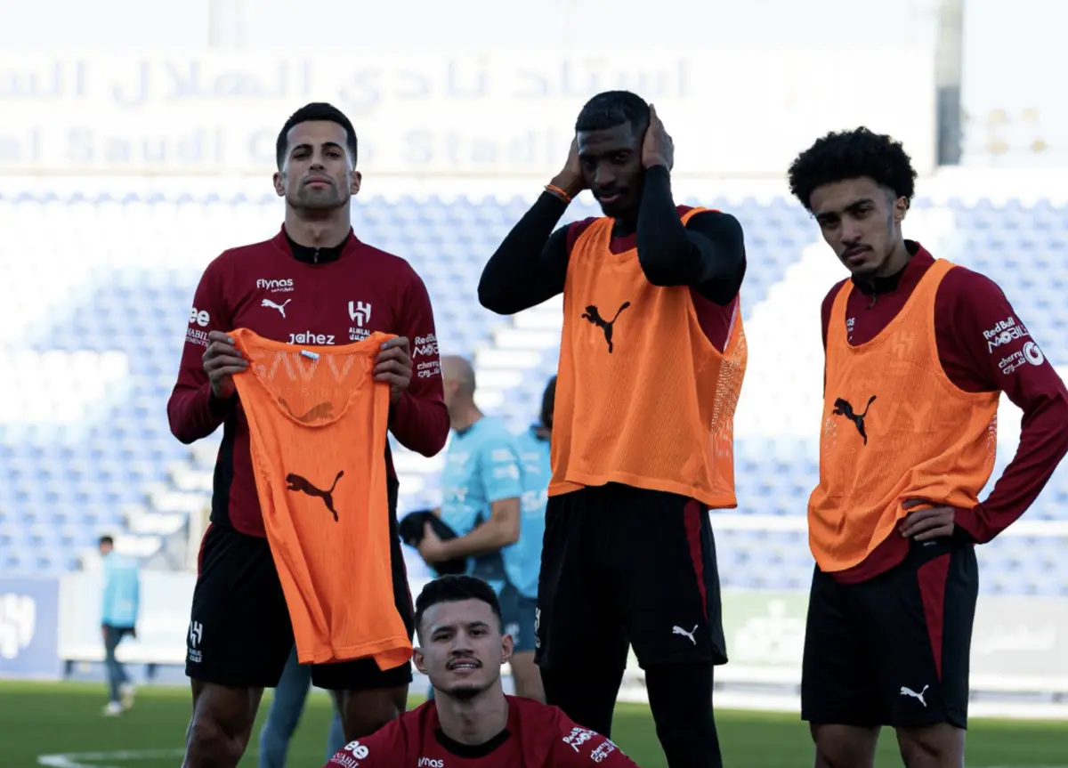 João Cancelo, à esquerda, num treino do Al Hilal