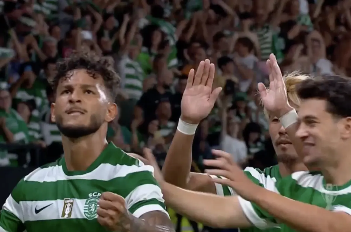 Imagem de contexto do artigo Sporting-Arouca: VAR, penálti, expulsão e primeiro golo de Luis Suárez de leão ao peito