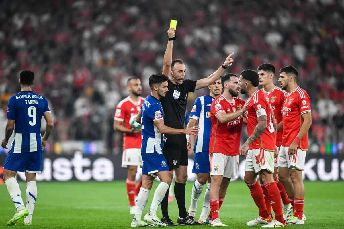 Imagem de contexto do artigo "A diferença dos amarelos a FC Porto e Benfica vem do condicionalismo feito à arbitragem"