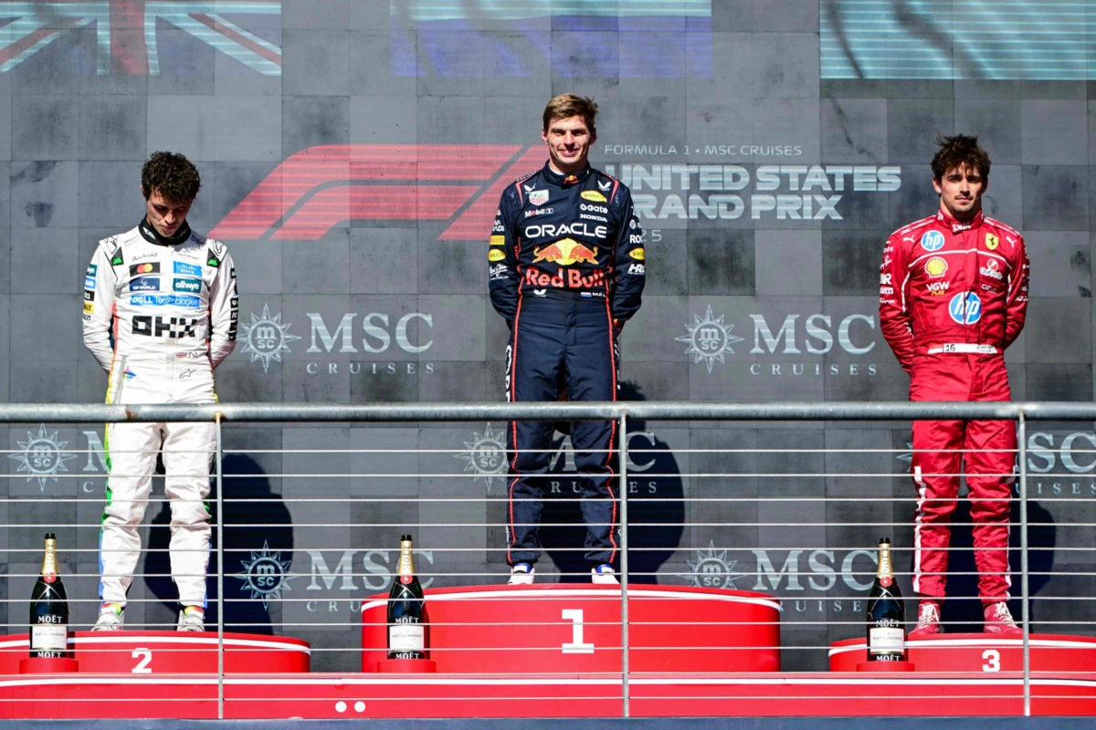 Verstappen no lugar mais alto do pódio