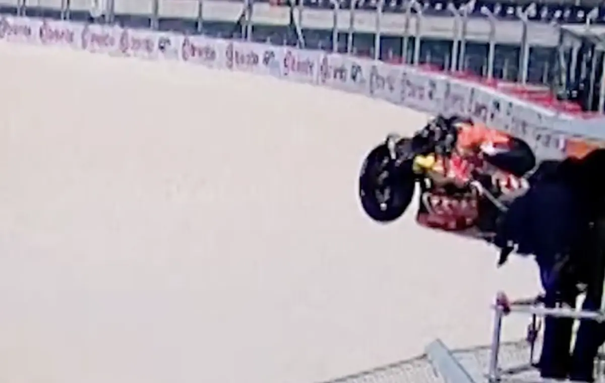 Imagem de contexto do artigo Impressionante: cameraman evita colisão com moto "voadora" após acidente