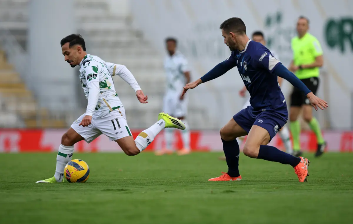 Alan vigiado por Frederico Venâncio