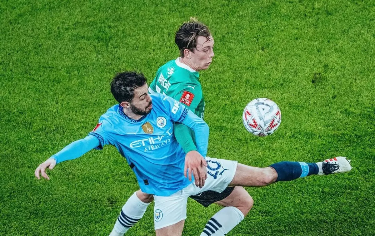 Bernardo Silva e a bola da Taça inglesa (créditos: Manchester City)