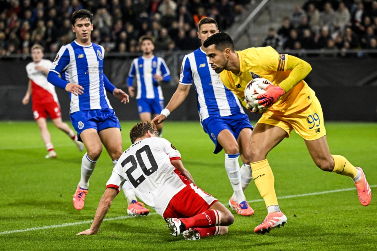 Diogo Costa voltou a sofrer, agora em Utrecht