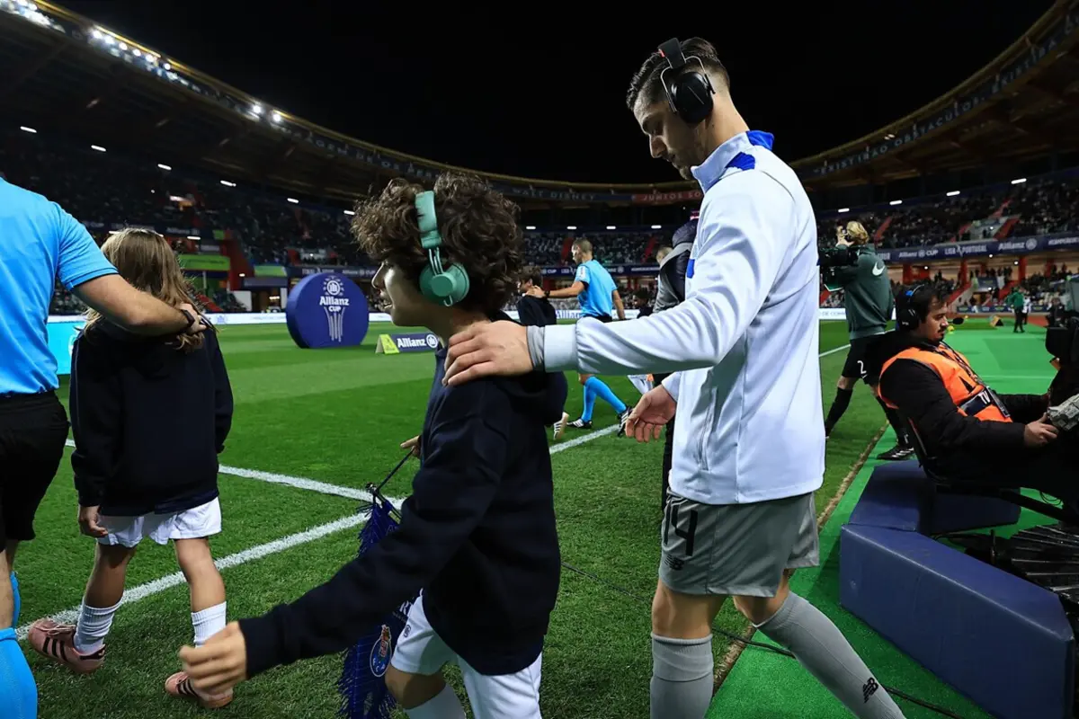 Imagem de contexto do artigo Jogadores de Sporting e FC Porto acompanharam crianças com autismo na Taça da Liga