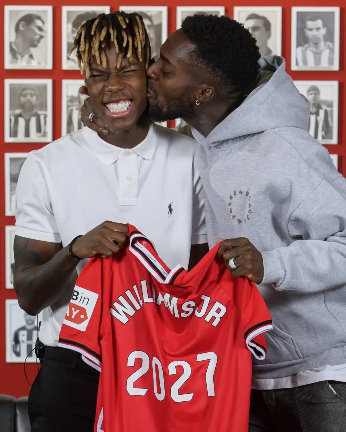 Irmãos Williams: Nico a ser cumprimentado por Iñaki no momento da renovação de contrato