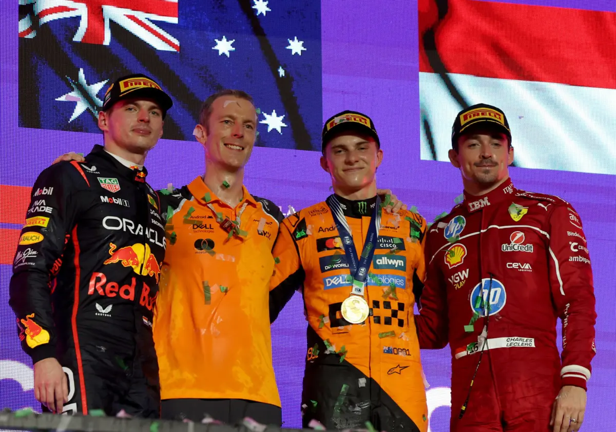 Verstappen à esquerda (Créditos: EPA)