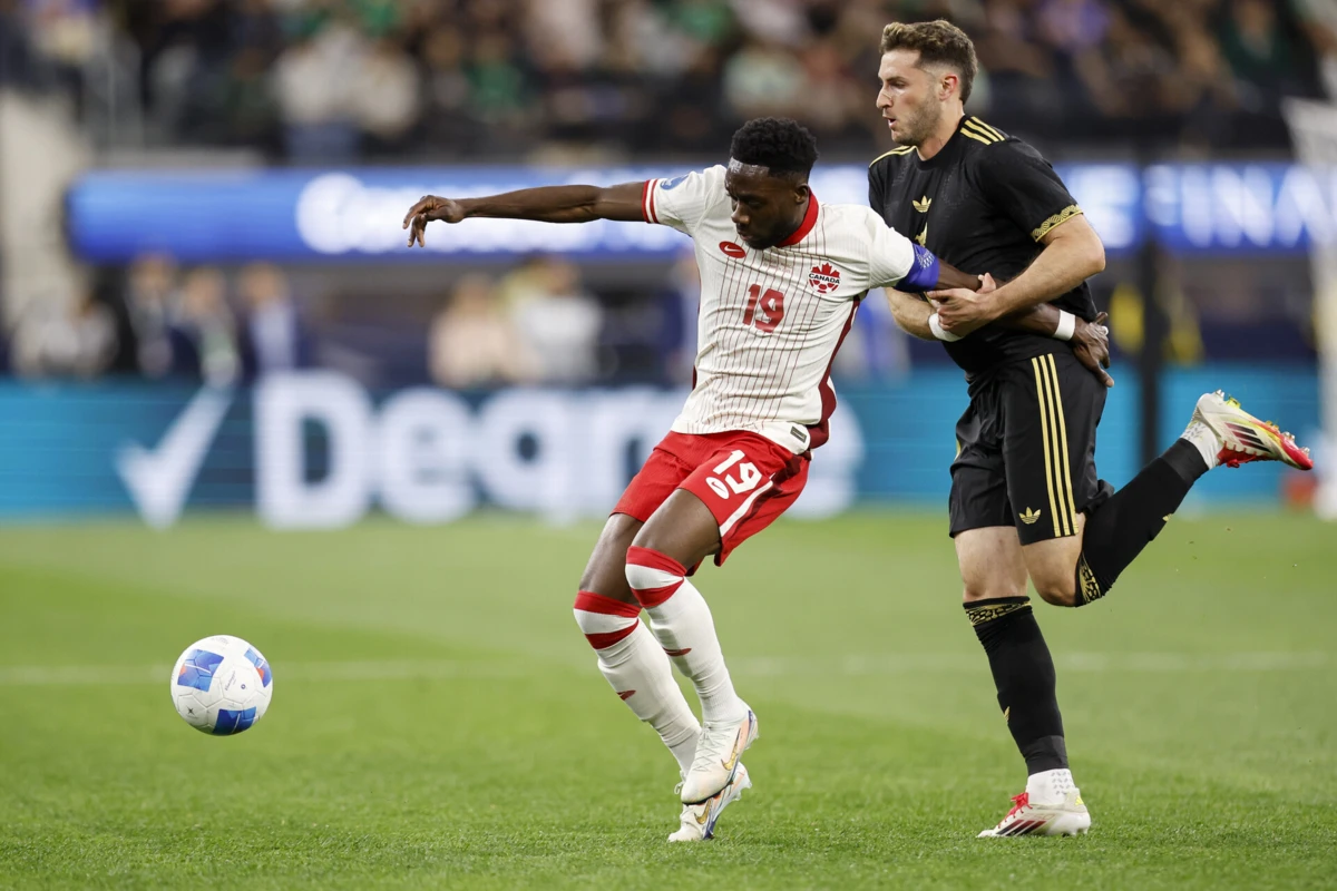 Alphonso Davies com a camisola do Canadá (Reprodução: EPA)