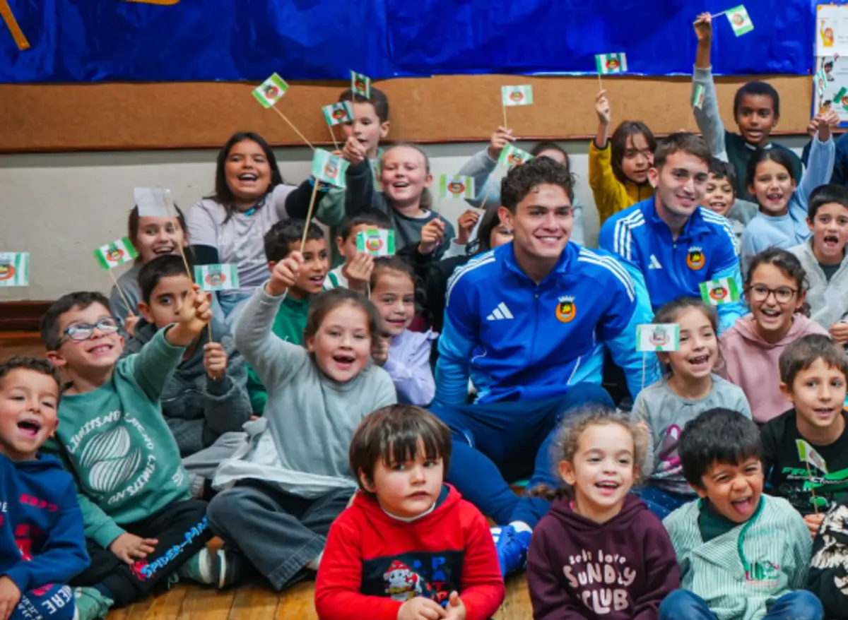 Aguilera num convívio com crianças