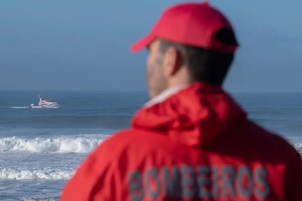 Operações de salvamento mobilizaram elementos da Polícia Marítima de Lagos, dos Bombeiros Voluntários de Aljezur e do INEM