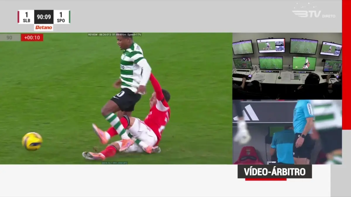 Imagem de contexto do artigo Expulsão no Benfica-Sporting nos áudios do VAR: "Consequência poderia ter sido drástica"