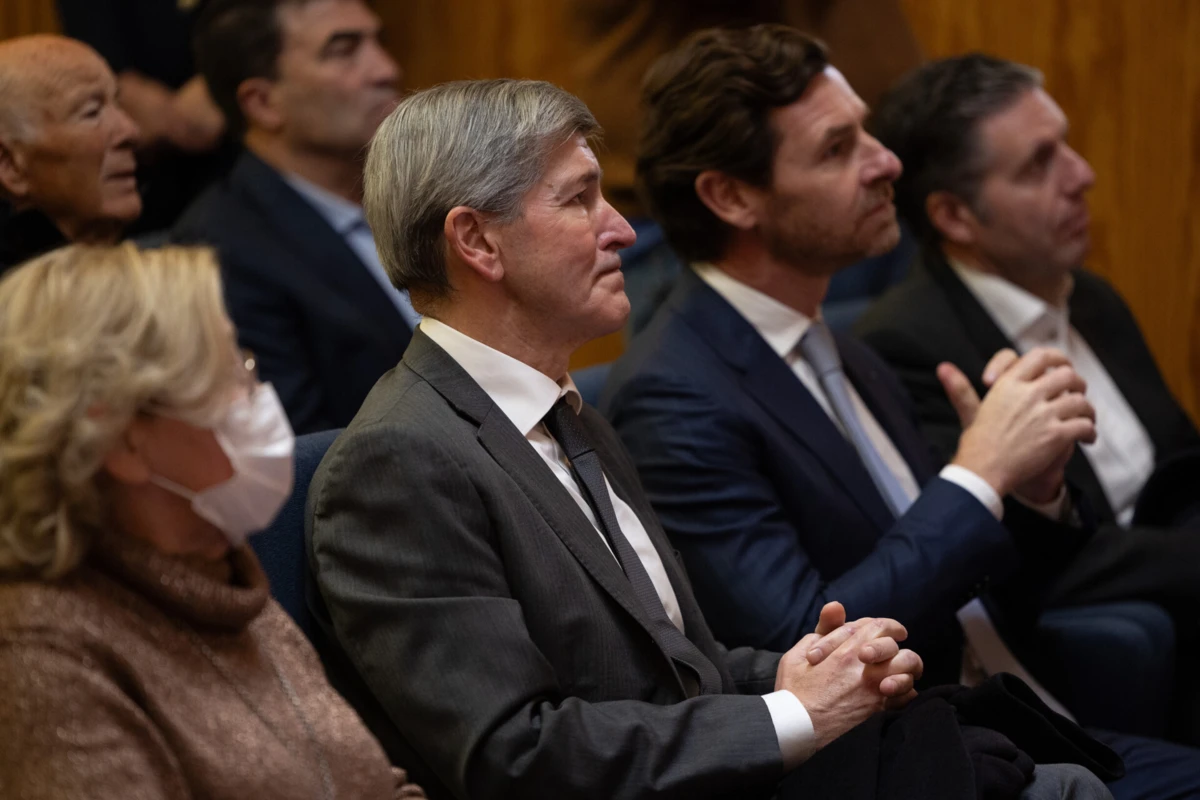 Rui Pedroto ao lado de Villas-Boas (Créditos: Pedro Correia/Global Imagens)