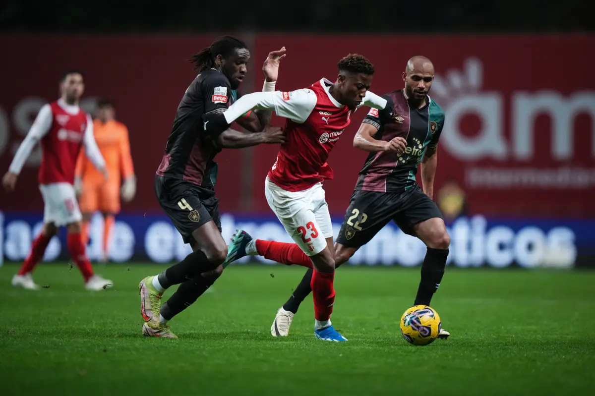 Kialonda Gaspar, à esquerda (Créditos: Gonçalo Delgado/Global Imagens)