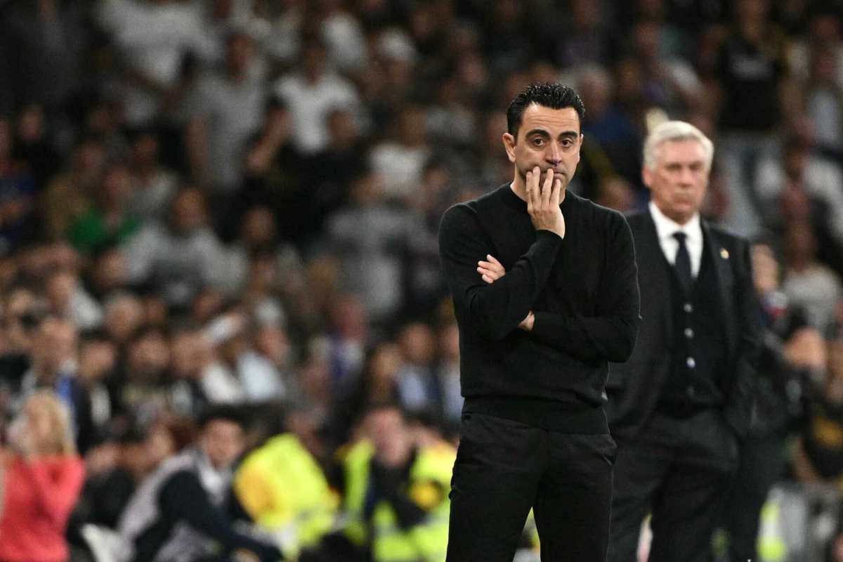 Xavi Hernández, com Carlo Ancelotti ao fundo