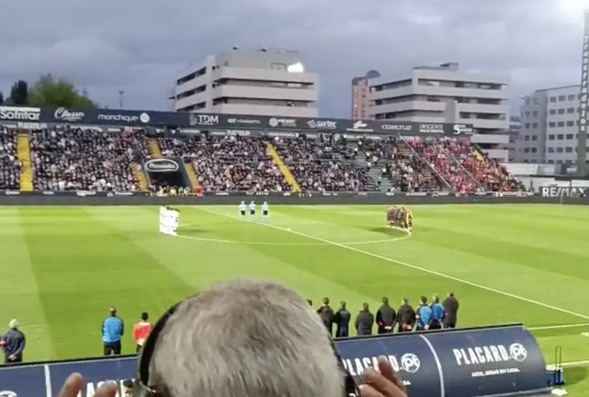 Imagem de contexto do artigo Minuto de silêncio pelo Papa foi cumprido por todos no Famalicão-Braga. Assista ao momento