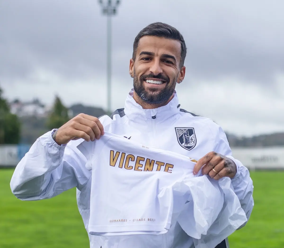 Imagem de contexto do artigo Após ser pai, Tiago Silva recebe presente do V. Guimarães. Veja as imagens