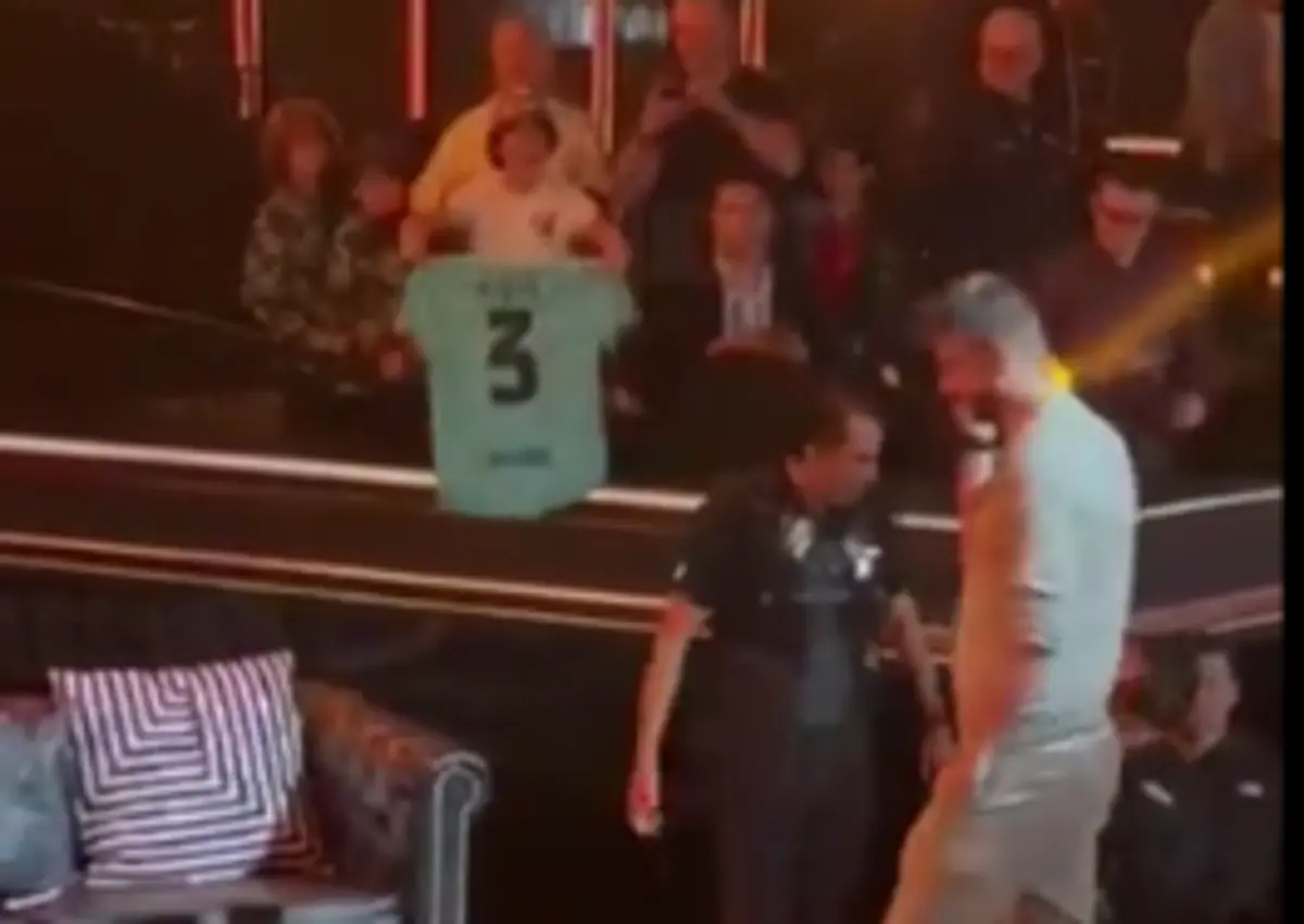 Imagem de contexto do artigo "Truque de magia": Piqué reage com humor a queda de dois metros. Ora veja