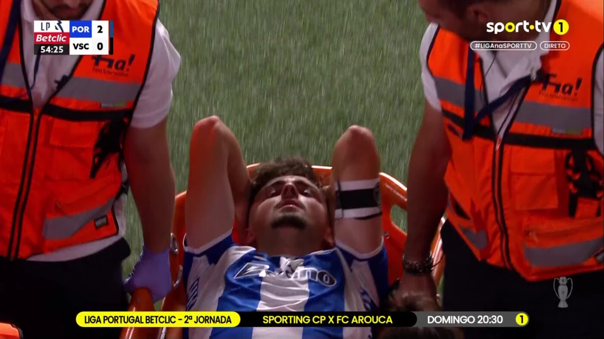 Imagem de contexto do artigo Suspeita de lesão grave: Martim Fernandes saiu de maca do FC Porto-V. Guimarães