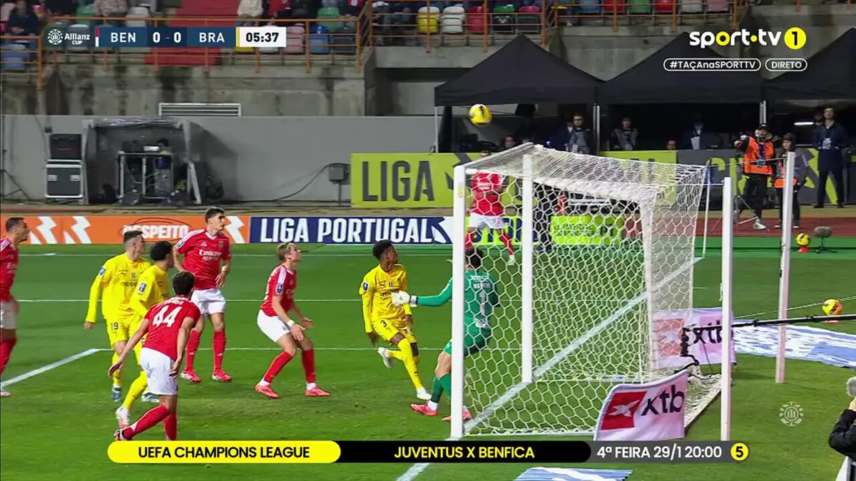 Imagem de contexto do artigo Tomás Araújo à beira do golo no Benfica-Braga neste cabeceamento à barra. Ora veja