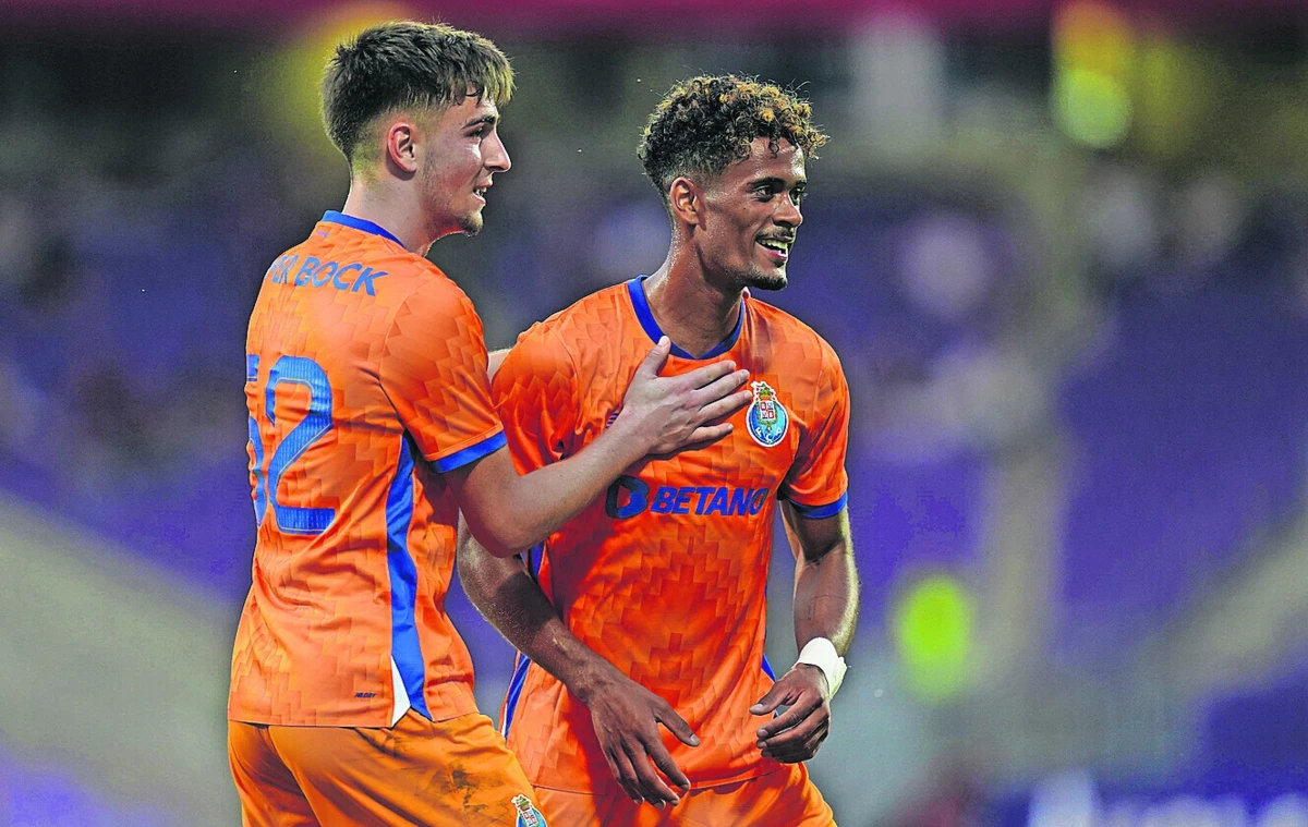 Martim Fernandes felicita Gonçalo Borges pelo golaço que marcou (Créditos: FC Porto)