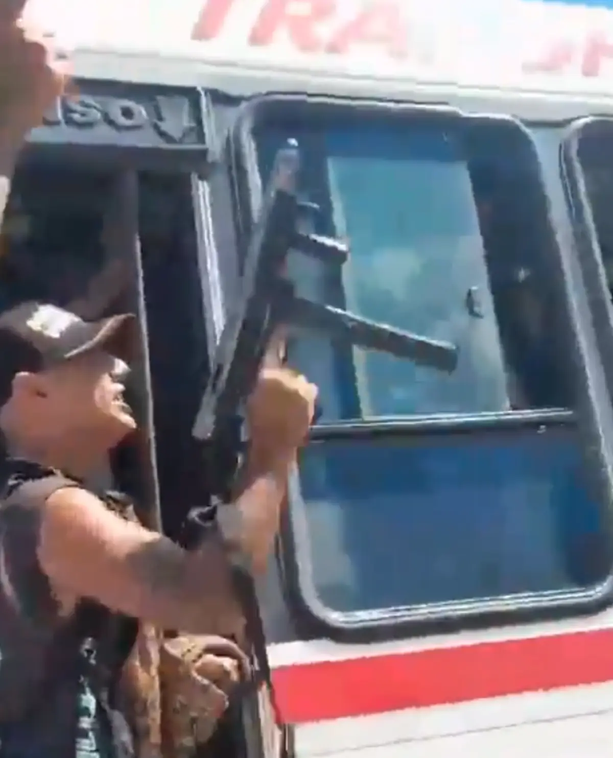 Imagem de contexto do artigo Claque argentina com pistolas e metralhadora a caminho do estádio. Veja as imagens