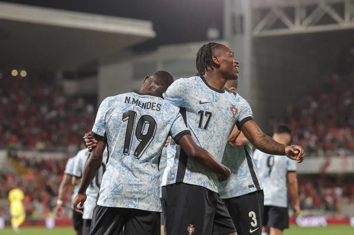 Nuno Mendes e Rafael Leão celebram durante o Portugal-Suécia (5-2)