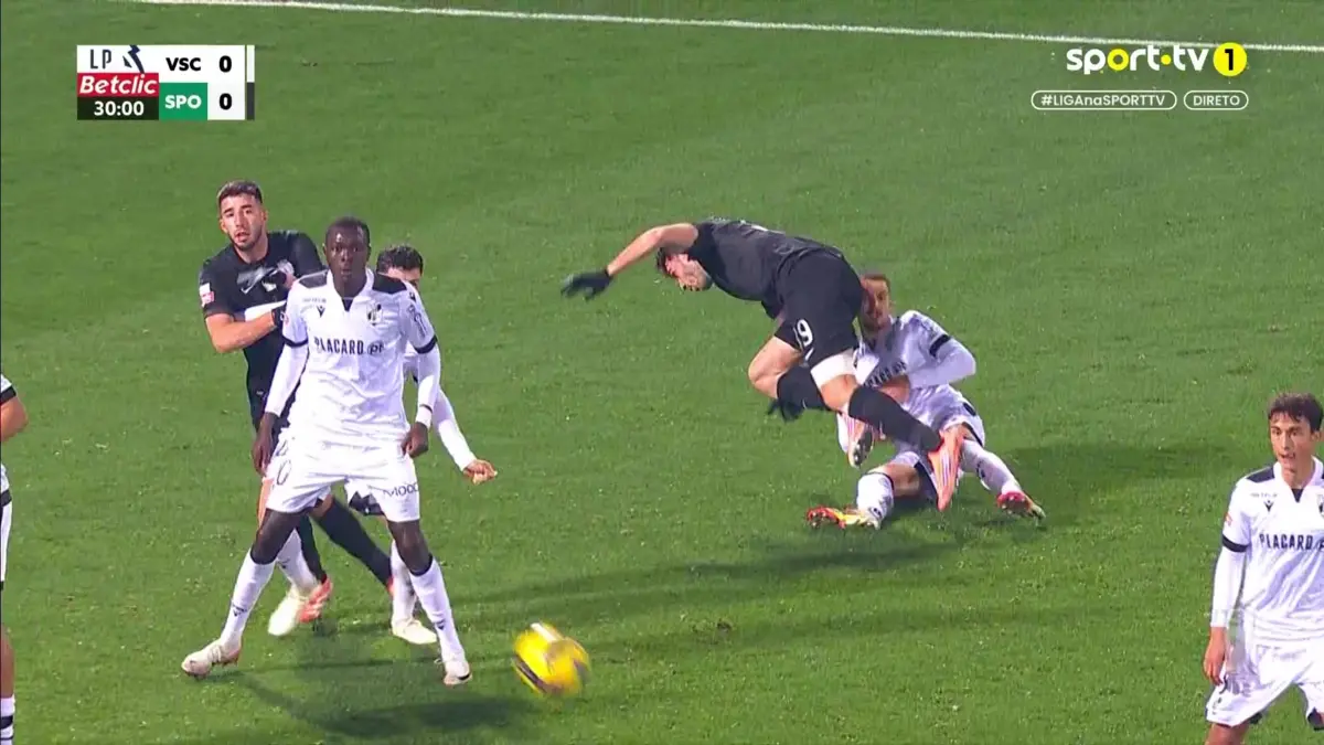 Imagem de contexto do artigo V. Guimarães e Sporting pediram penálti nestes lances, o VAR negou. Ora veja