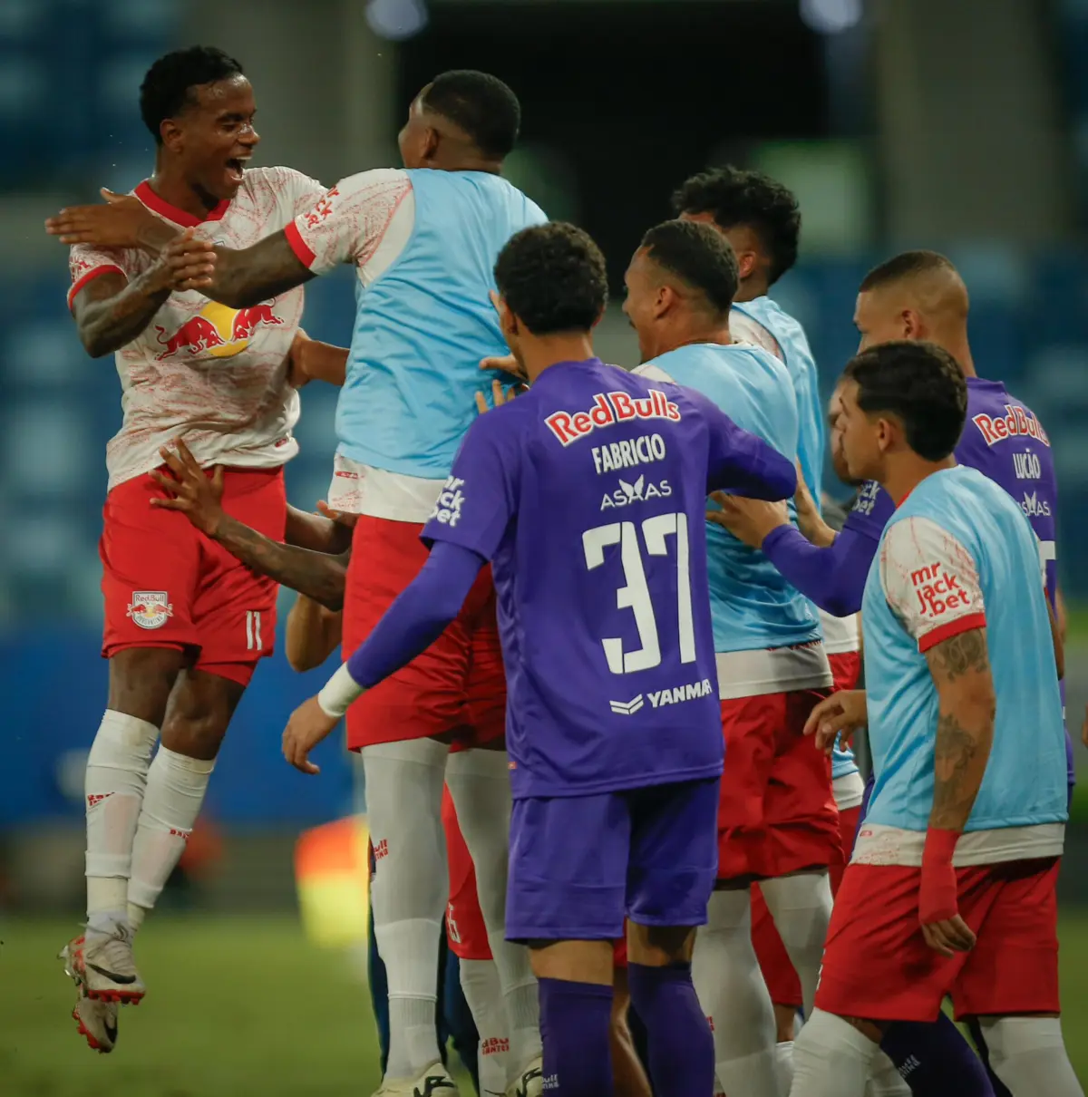 Imagem de contexto do artigo Duelo português no Brasileirão acaba com empate no Cuiabá-Bragantino