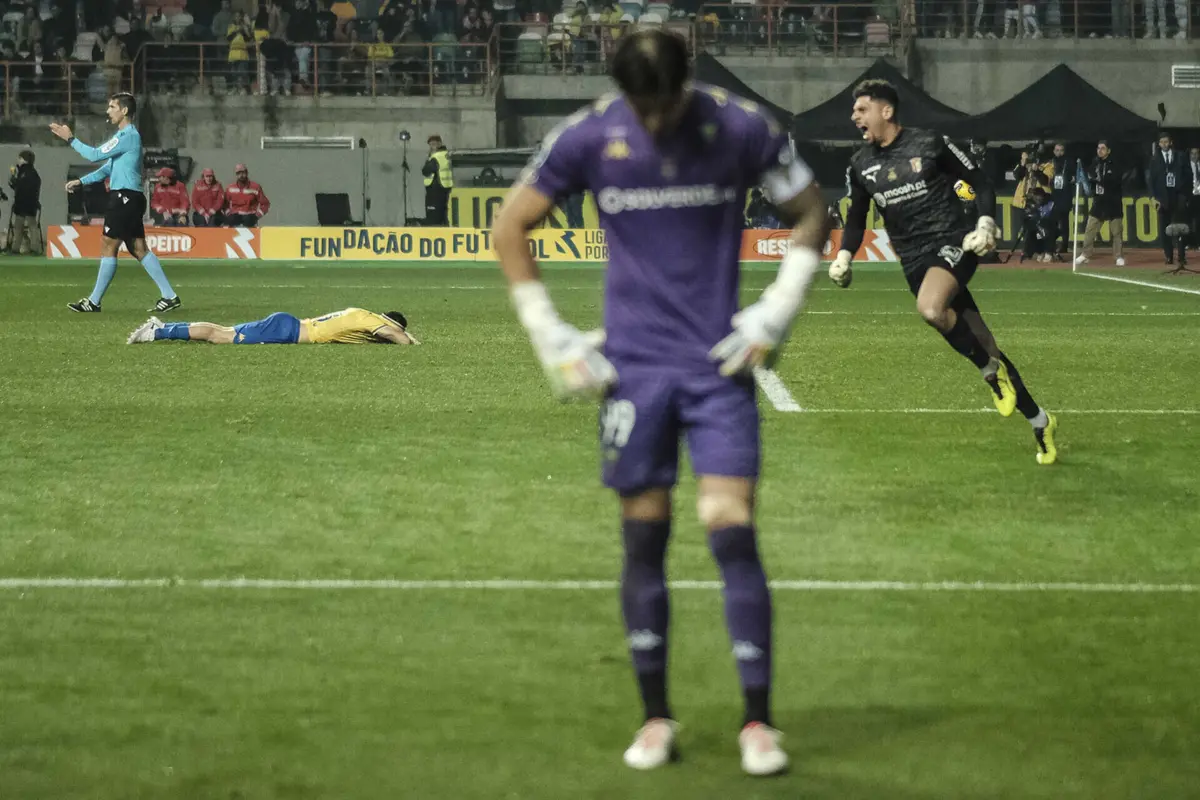 Tiago Araújo deitado no relvado (créditos: Nuno Brites / Global Imagens)