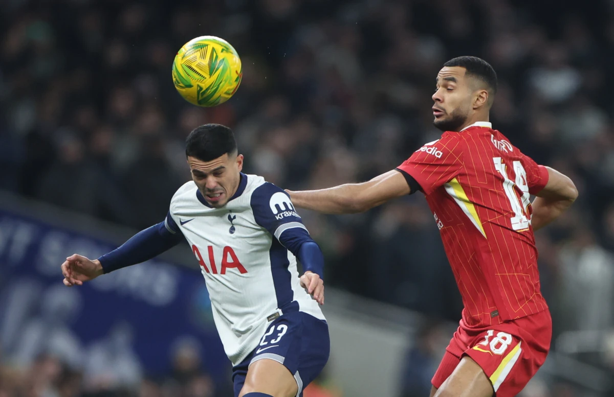 Pedro Porro e Cody Gakpo ( EPA/NEIL HALL)
