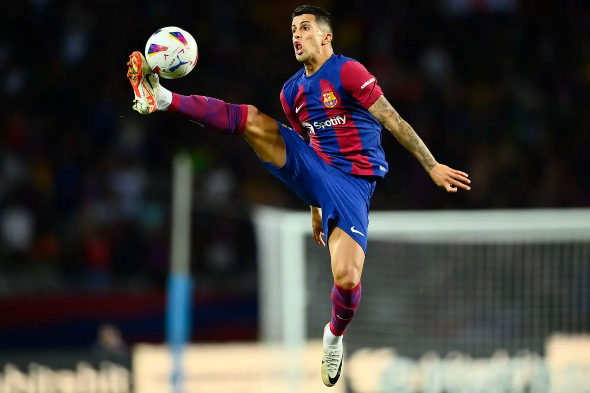 Imagem de contexto do artigo Barcelona e City em contactos por Cancelo, mas há discórdia quanto ao modelo da transferência