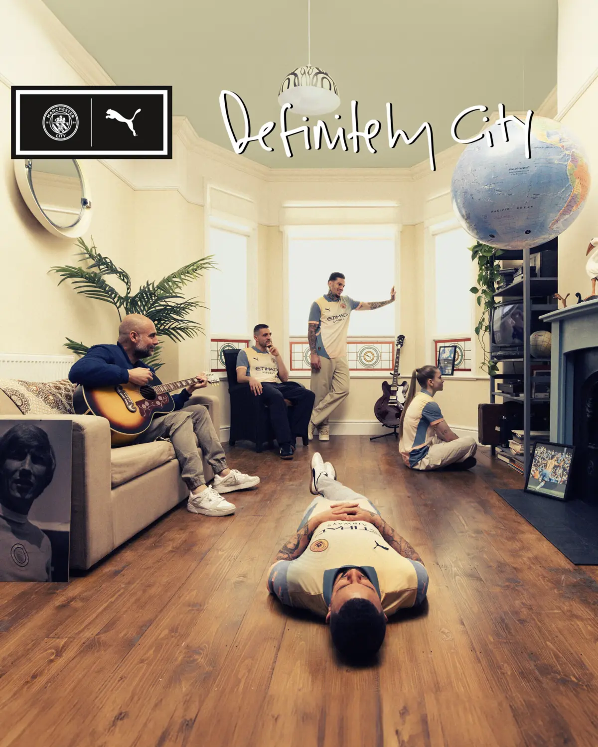 Imagem de contexto do artigo Com Guardiola na guitarra, Manchester City recria capa do álbum de estreia dos Oasis